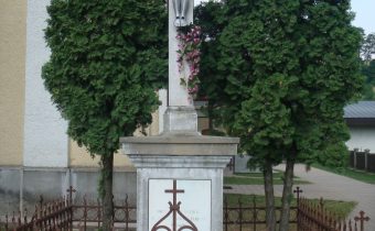 Kríž pred kostolom v Papradne