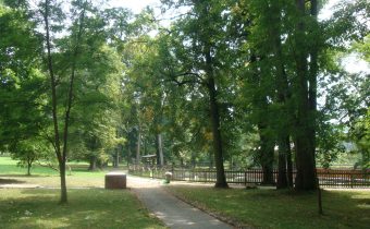Park pri kaštieli v Dolnom Lieskove