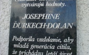 Pamätná tabuľa Josephine Ďurkech-Dolan v Plevníku-Drienovom
