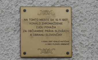 Pamätná tabuľa zhromaždenia ľudu Považia v Plevníku-Drienovom