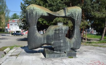 Kovová plastika Ruky v Považskej Bystrici