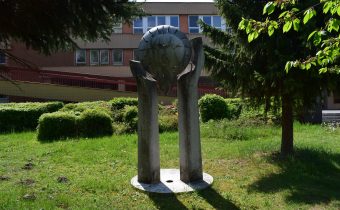 Kovová plastika lásky a života v Považskej Bystrici