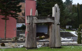Drevená plastika Pred nebeskou bránou v Považskej Bystrici