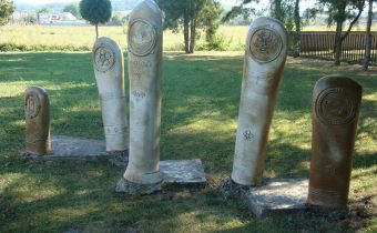 Monument piatich prstov v Beluši