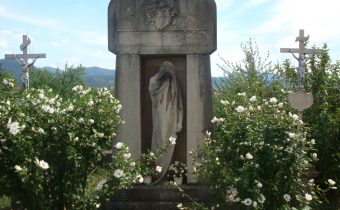 Náhrobok so sochou v Horovciach