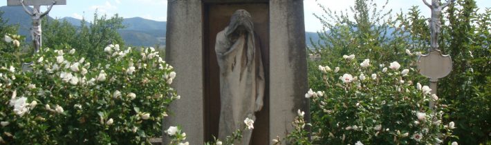 Náhrobok so sochou svätej Barbory v Horovciach