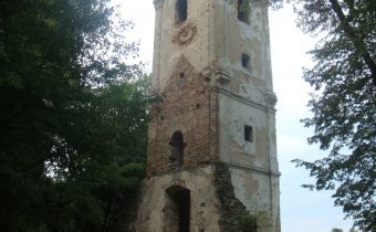 Veža starého kostola v parku v Lednických Rovniach