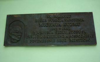 Pamätná tabuľa Michalovi Kuzmovi v Mestečku