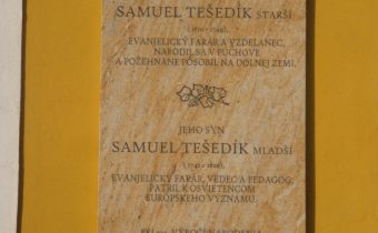 Pamätná tabuľa Tešedíkovcom v Púchove