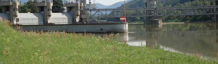 Hať vodnej elektrárne Ladce v Streženiciach