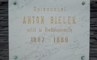 Pamätná tabuľa Antonovi Bielekovi v Dohňanoch