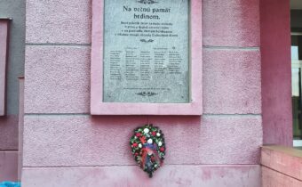 Pamätná tabuľa obetiam vojen v Lednických Rovniach