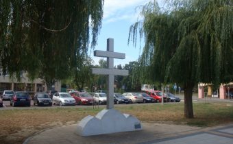 Kríž na Mierovom námestí v Novej Dubnici