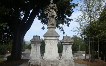 Súsošie svätého Jána Nepomuckého s anjelmi v Dubnici nad Váhom