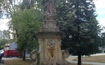 Socha nanebovzatej Panny Márie v Dubnici nad Váhom