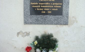 Pamätná tabuľa pamiatke nespravodlivo väznených v Ilave