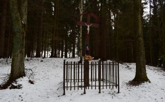 Kríž v lokalite Zadné Skálie – Papradno