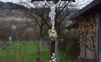 Kríž pri dome č.p. 141 v Praznove – Považská Bystrica