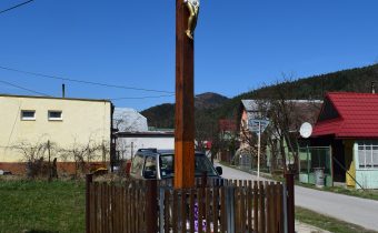 Kríž pri potravinách v Papradne