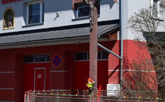 Kríž pri hasičskej zbrojnici v obci Brvnište