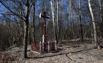 Kríž na hrebeni nad obcou Hatné