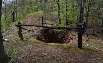 Opustená bauxitová štôlňa v Mojtíne