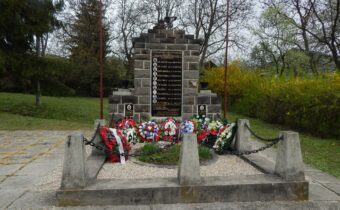 Pomník SNP v Cetune v obci Bzince pod Javorinou