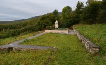 Spoločný hrob s náhrobníkom v Novej Bošáci