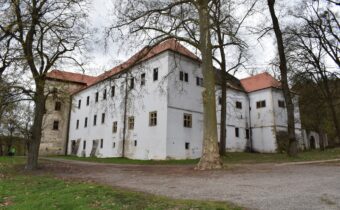 Kaštieľ v Uhrovci