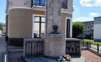 Pomník slobody s bustou Jozefa Miloslava Hurbana v Brezovej pod Bradlom