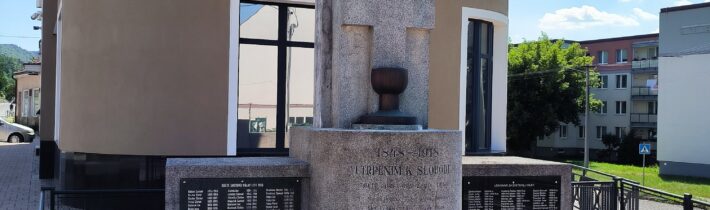 Pomník slobody s bustou Jozefa Miloslava Hurbana v Brezovej pod Bradlom
