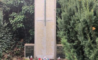 Pomník padlým v Čachticiach