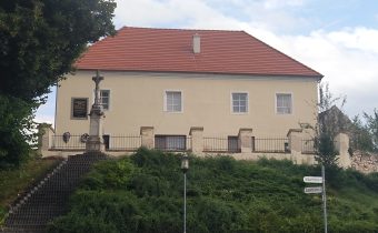 Budova fary v Čachticiach