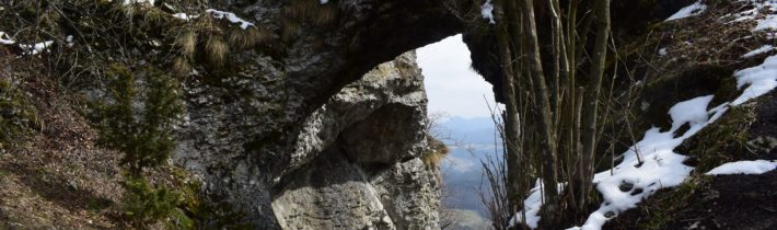 Skalné okno nad Partizánskou jaskyňou – Považská Bystrica