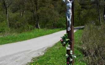 Kríž na rázcestí na Podmalenicu – Beluša