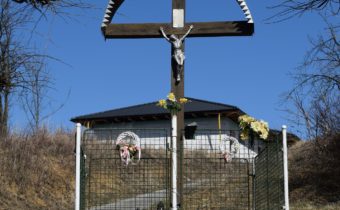 Kríž v lokalite Rybníky – Beluša