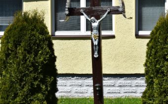 Kríž pred farou v Mojtíne