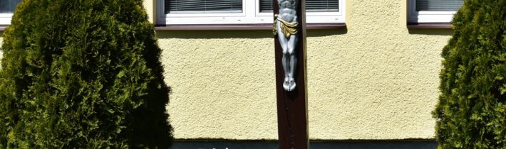 Kríž pred farou v Mojtíne