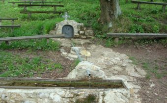 Prameň pri kaplnke na Brezovej – Vršatské Podhradie