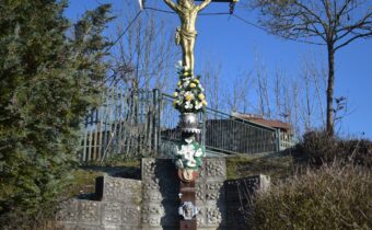 Kríž v strede obce Hatné