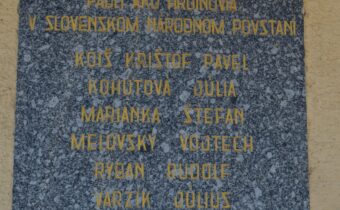 Pamätná tabuľa padlým hrdinom SNP v Podlužanoch