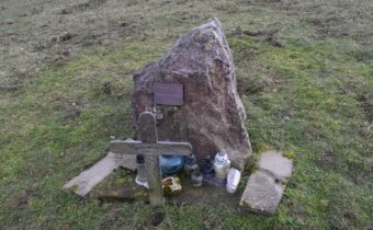 Pietne miesta leteckej tragédie v Červenom Kameni