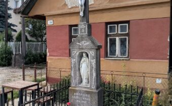 Kríž pri dome č.p. 158 v Bohuniciach
