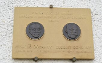 Pamätná tabuľa bratom Dohnányovcom vo Veľkých Držkovciach