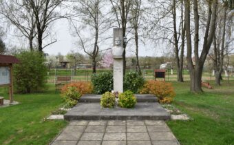 Pomník Juraja Palkoviča vo Veľkých Chlievanoch