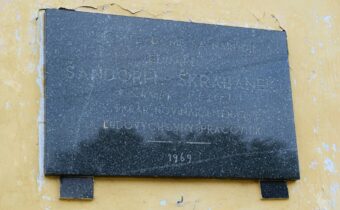 Pamätná tabuľa Eduarda Šándorfiho-Škrabánka v Bošáci