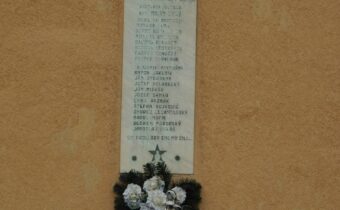 Pamätná tabuľa obetiam SNP v Bzinciach pod Javorinou