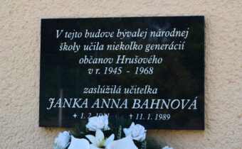 Pamätná tabuľa Janke Anne Bahnovej v Bzinciach pod Javorinou