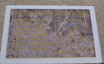 Pamätná tabuľa obetiam fašizmu v Kálnici